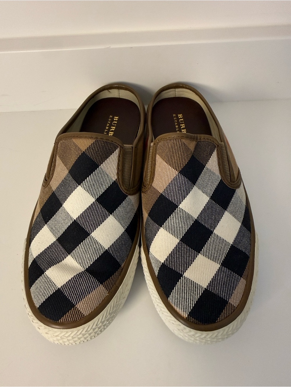 Burberry Slip-On Sneakers in Beige, Black, White Nova Check; EU Size 37 = 6.5-7